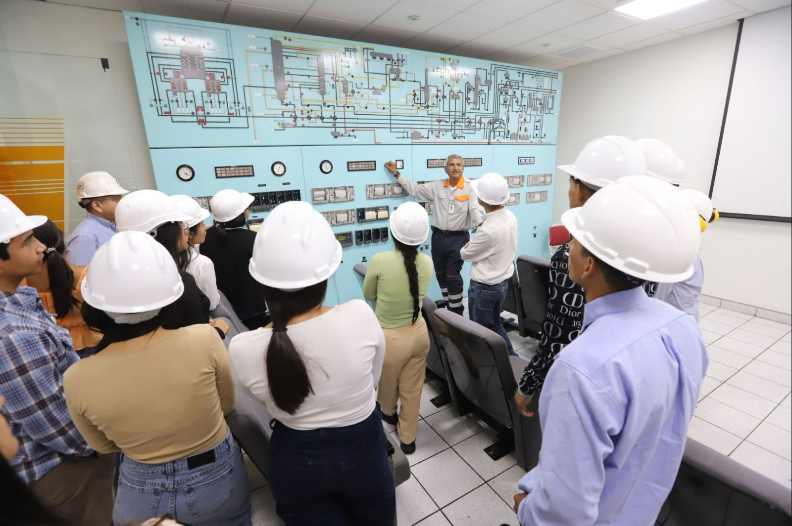 Recorrido por la sala de control de la Refinería La Pampilla