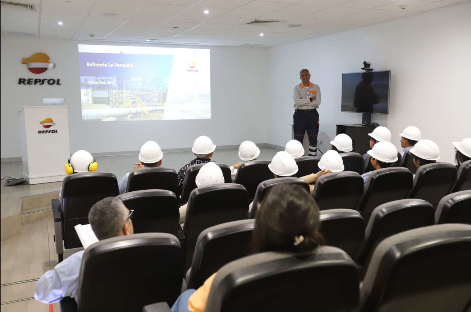 Charla técnica sobre procesos y seguridad industrial en Repsol